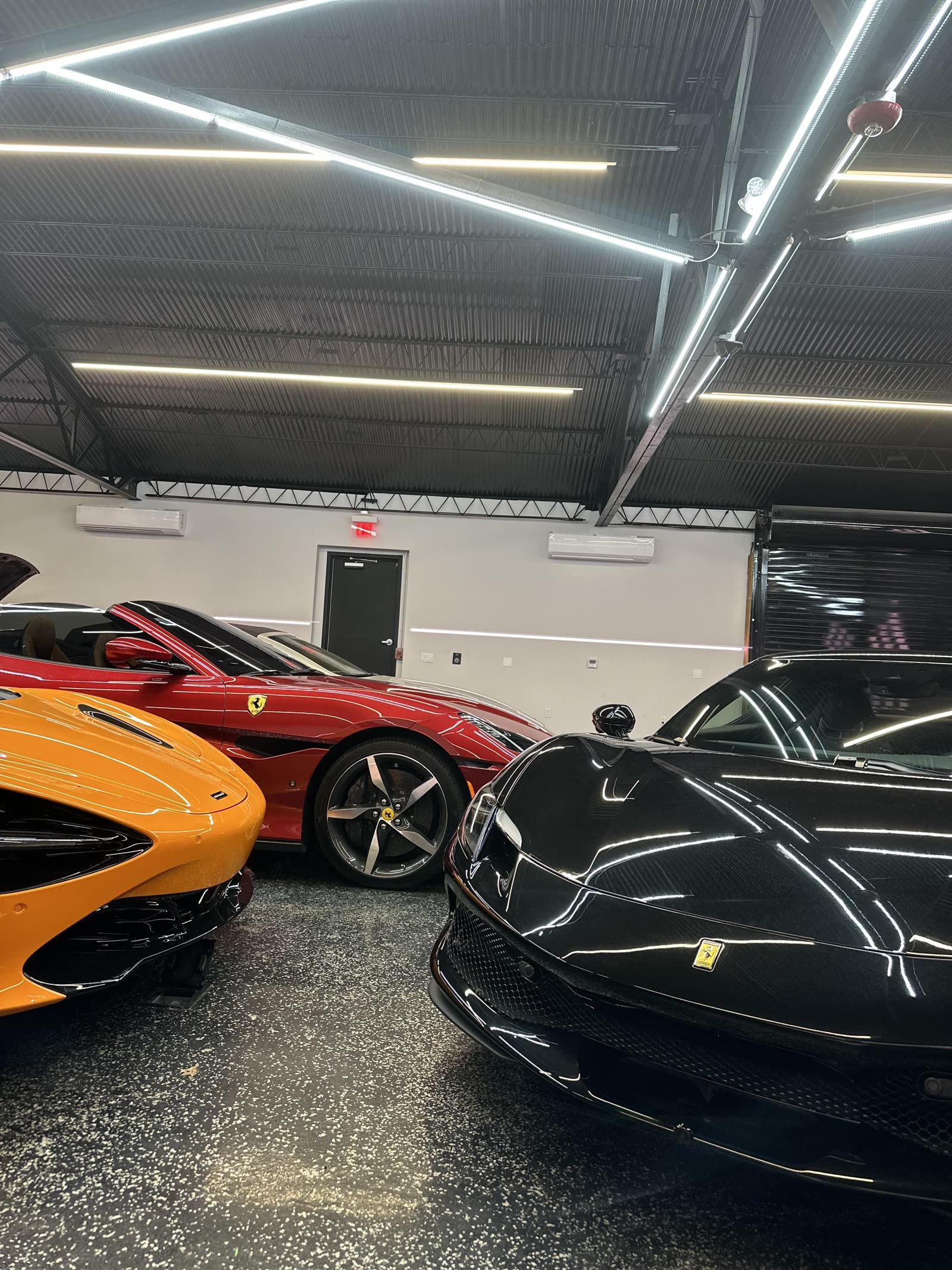 Ferrari и McLaren в студии детейлинга