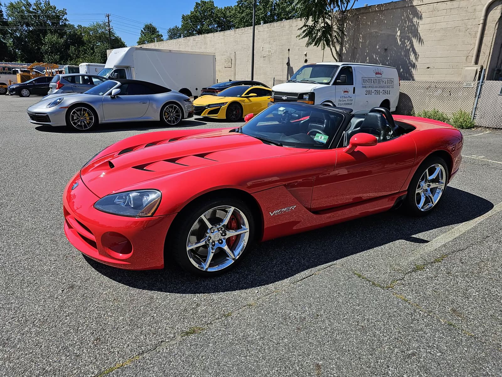 Красный Dodge Viper SRT-10